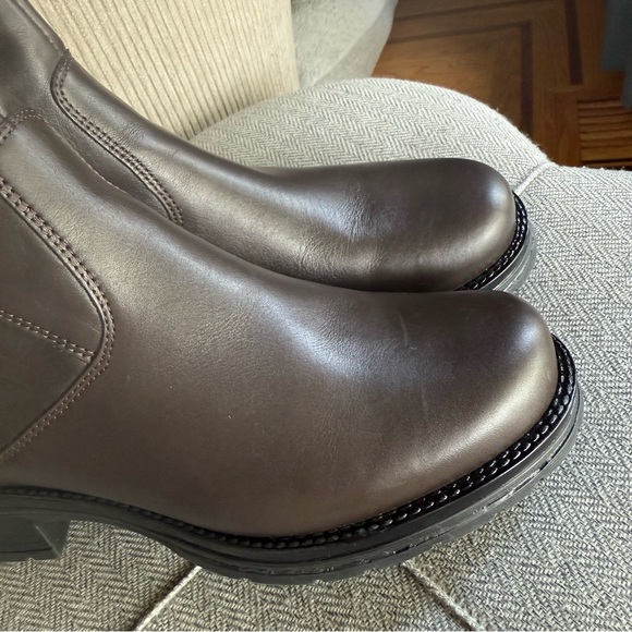 La Canadienne Elegant Brown Leather Ankle Boots - Picture 13 of 14